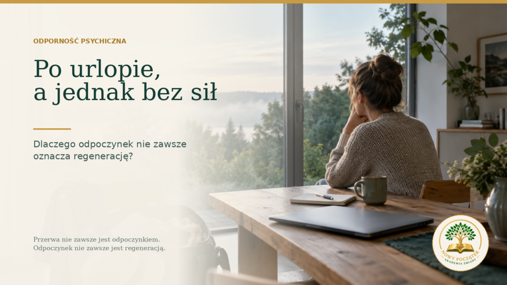 Osoba przy oknie po powrocie z urlopu, obok torba podróżna, notes i zamknięty laptop.